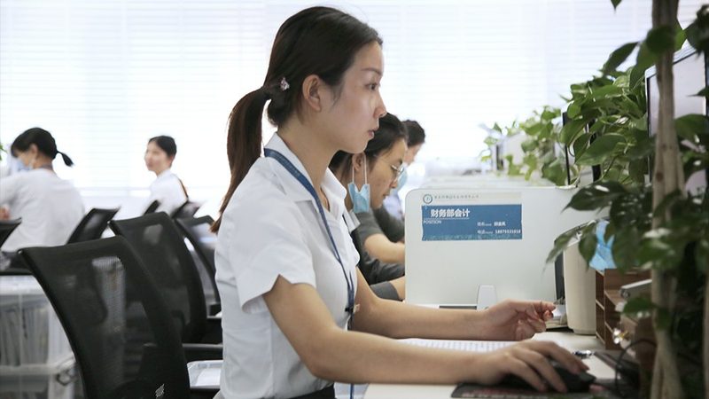 选择代办服务时，企业主应关注以下因素：