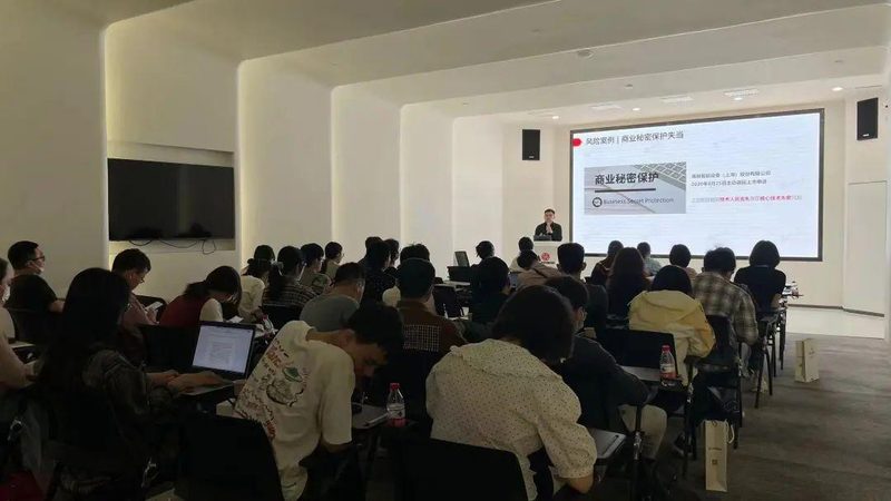虽然一般情况下法人需到场，但在以下特殊情况下，法人可以委托他人办理：